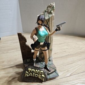 Tomb Raider Lara Croft Jungle Action Figure/Statue VTG Playmates 1999 Video Game